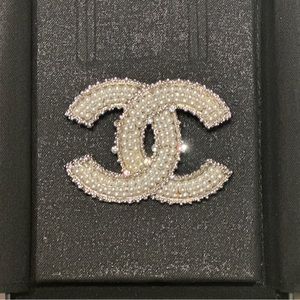 Authentic Chanel Broach pearls rhinestone